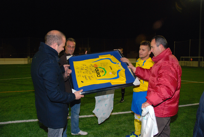 2011-Primer partit camp de futbol amb gespa